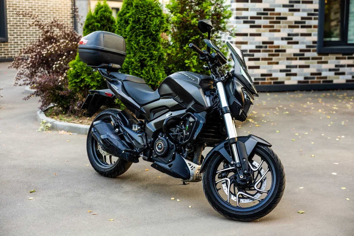 Bajaj Dominar 400: недорогой мотоцикл, на котором не страшно учиться